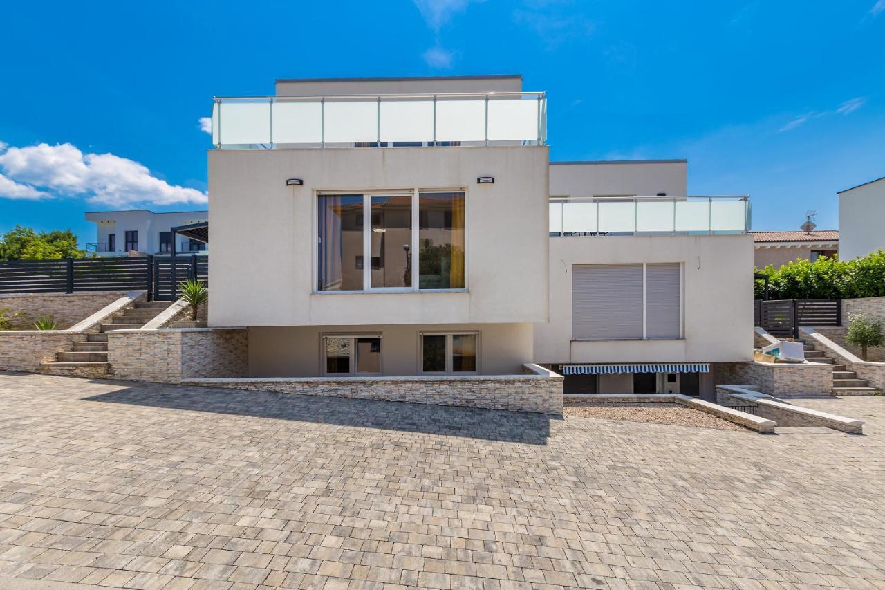 Holiday House Sunlight With Heated Pool Malinska Buitenkant foto