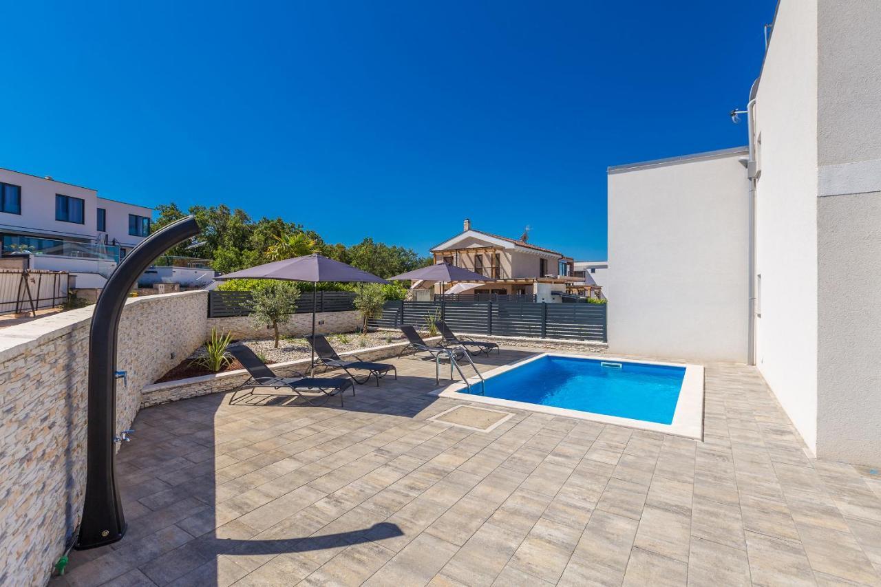 Holiday House Sunlight With Heated Pool Malinska Buitenkant foto